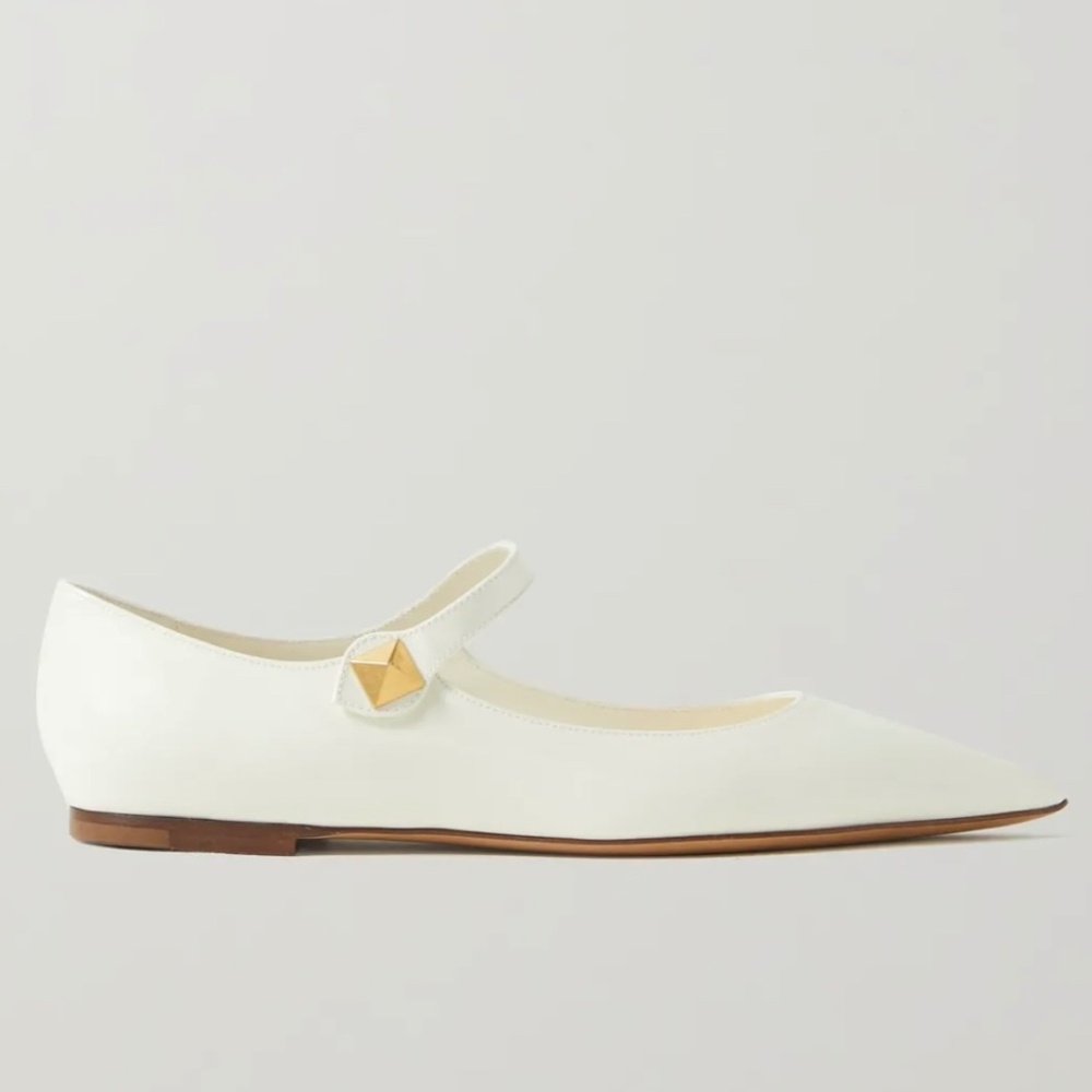 VALENTINO GARAVANI PATENT LEATHER BALLERINA POINT-TOE FLAT. COLOR: IVORY.